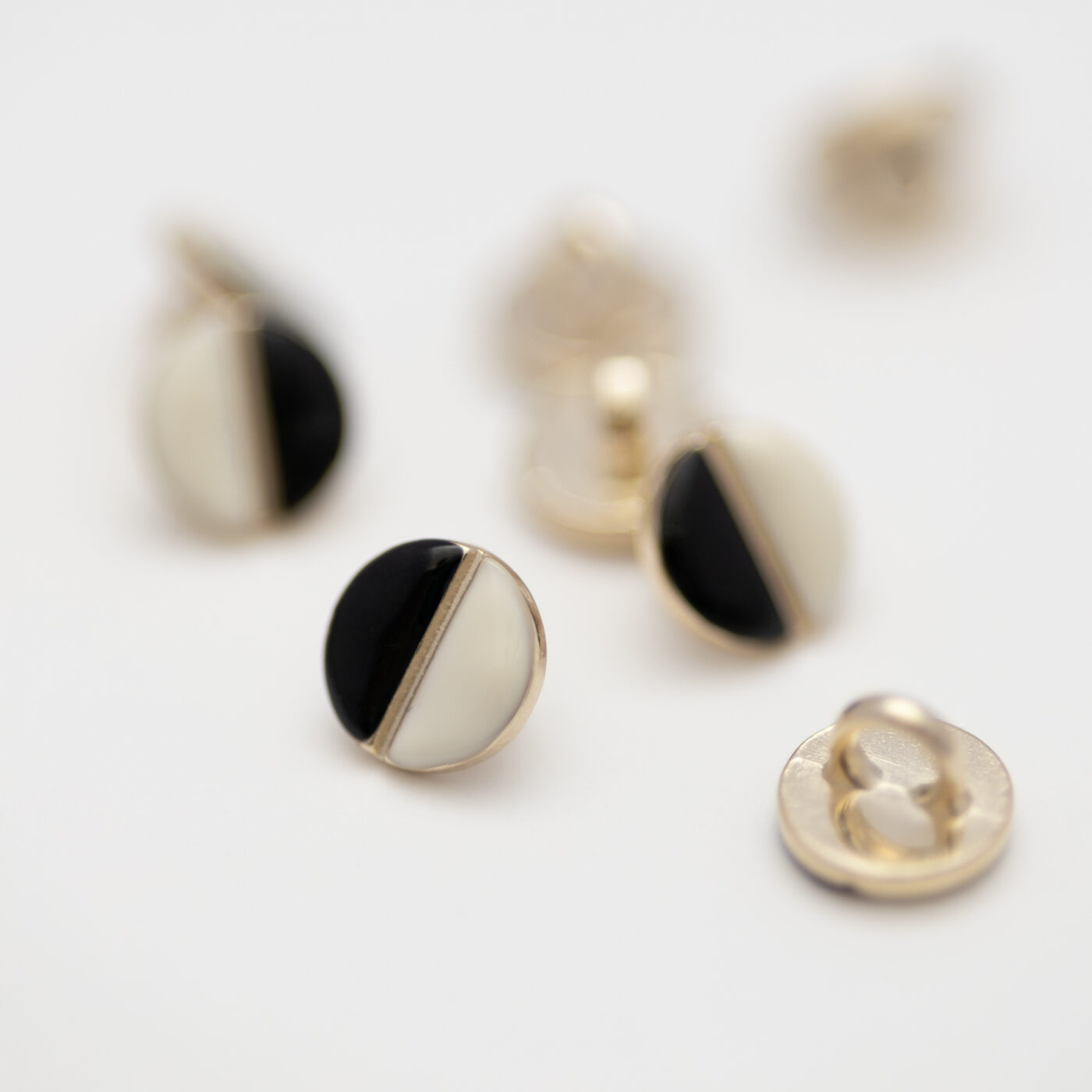 Wink Buttons Off White Black Atelier Brunette