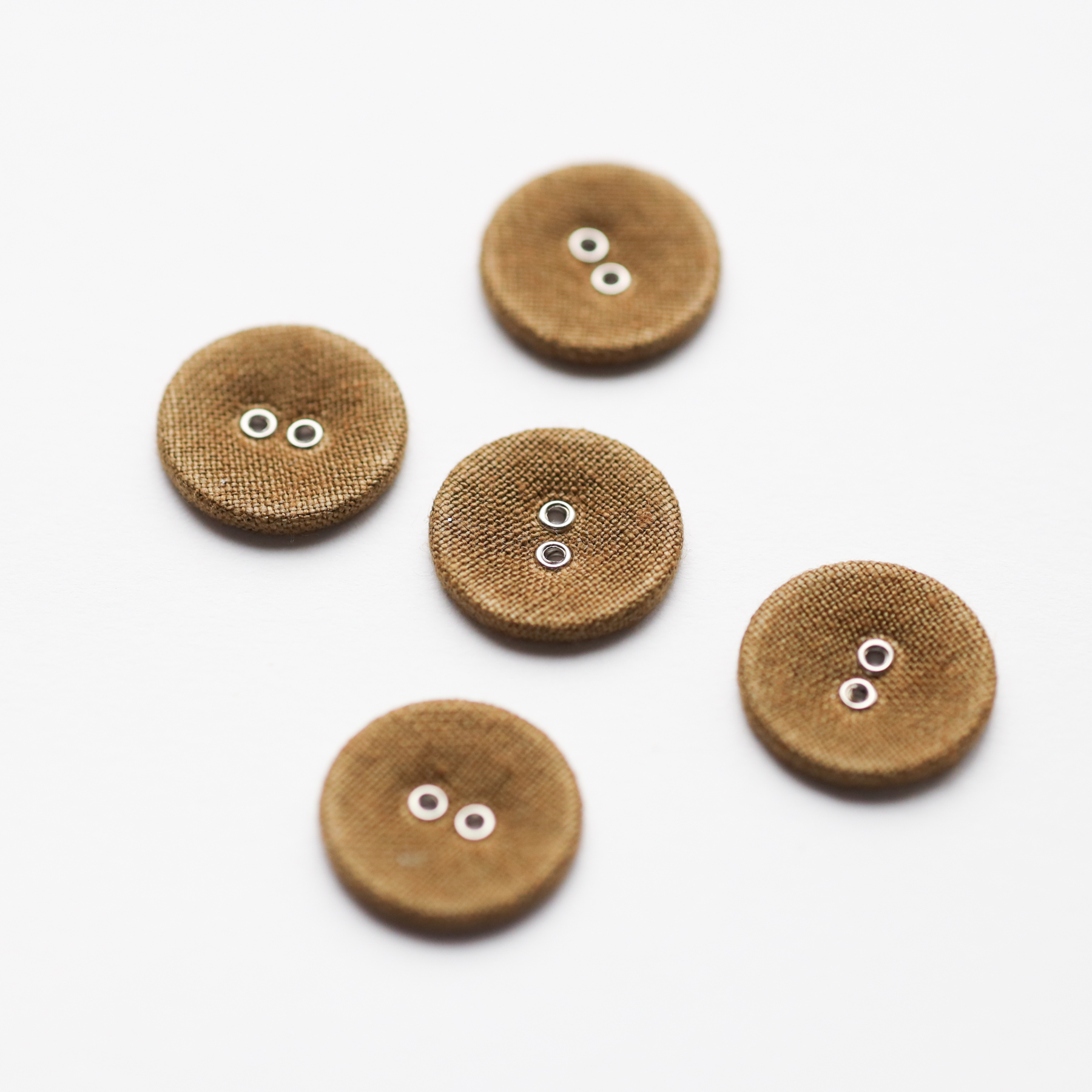 【ボタン】 2つ穴クルミボタン (20mm / 黄土) | Daruma | 内田ミシン商会
